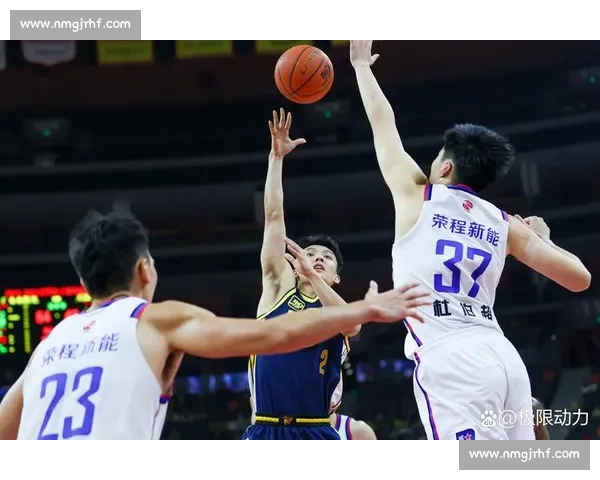 篮板争夺决定胜负关键球队如何通过激烈拼抢主宰比赛节奏
